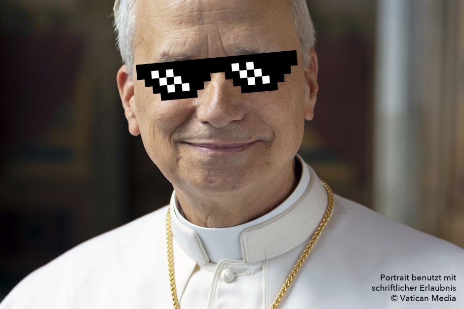 Offizielles Porträt von Papst Leo XIV mit aufgesetzem Pixel-Sonnenbrillen-Emoji